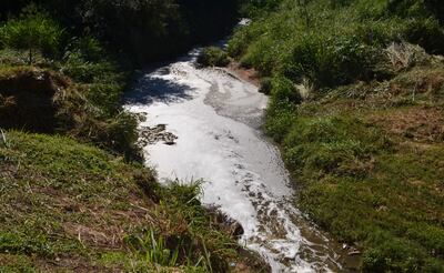 El arroyo Cañada del Carmen recibe   desechos contaminantes  desde su naciente  hasta la desem- bocadura.