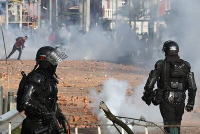 Manifestantes y miembros del Escuadrón Móvil Antidisturbios (ESMAD) se enfrentan durante una jornada de protestas hoy, en Madrid, municipio cercado de Bogotá (Colombia). Las protestas contra el Gobierno colombiano cumplen un mes con convocatorias a nuevas manifestaciones y el país sumido en la incertidumbre por la falta de propuestas para solucionar esta crisis, marcada por la violencia y los bloqueos de vías en algunas regiones. (Imagen referencial).