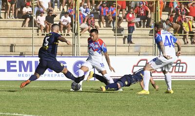 Ángel Cardozo Lucena deja atrás la marca de Sergio Mendoza y va al encuentro con José Báez,  Fernando  Fernández observa la acción.