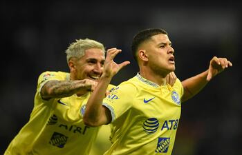 Richard Sánchdez (d) celebra su gol acompañado de Diego Valdes.