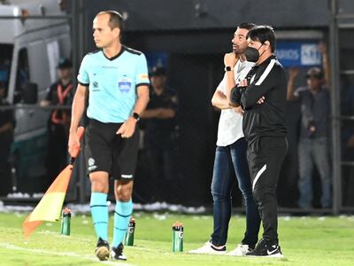 Julio César Cáceres (remera blanco) conversa con Francisco Esteche, ayudante técnico, durante el partido entre Olimpia y Colón de Santa Fe por la Copa Libertadores 2022.