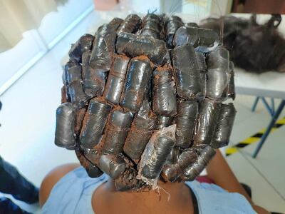Imagen decido por autoridades de Panamá en la que se observa a una mujer que ocultaba cocaína en su peluca. (AFP)