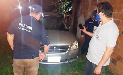 Agentes de Control de Automotores de la fiscalía verifican el automóvil recuperado.
