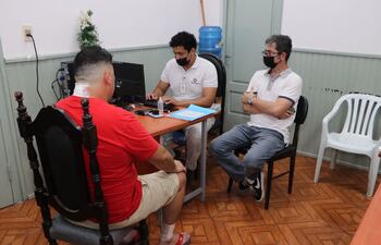 José Luis Bogado Quevedo (de espaldas) declara ante el fiscal Marcelo Pecci, en la Agrupación Especializada de la Policía Nacional.