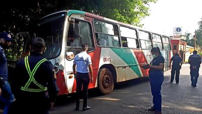 Los buses retenidos fueron enviados al corralón municipal por no reunir las condiciones de seguridad para circular.