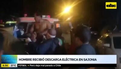 El hombre electrocutado al momento de ser transportado en ambulancia.