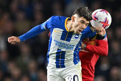 Julio Enciso cabecea el balón superando en el salto al zaguero sueco Víctor Lindelof, del Manchester United, durante el partido de ayer que ganó el Brighton 1-0.