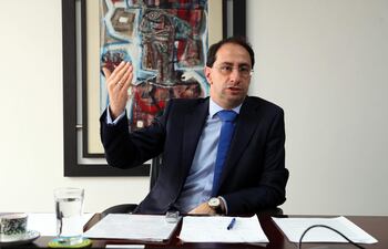 BOG201. BOGOTÁ (COLOMBIA), 03/05/2021.- FotografÍa del 26 de octubre de 2018 de el nuevo ministro de Hacienda de Colombia, José Manuel Restrepo, durante una entrevista con Efe en Bogotá (Colombia). El economista y académico José Manuel Restrepo Abondano, designado por el presidente colombiano, Iván Duque, nuevo ministro de Hacienda, tendrá la tarea de recomponer el diálogo de esa cartera con la sociedad, dañado por la crisis de la hundida reforma tributaria, y mantener a flote la economía duramente golpeada por la pandemia. EFE/Mauricio Dueñas Castañeda