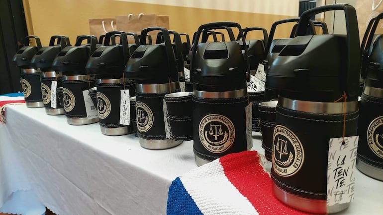 Un total de 19 internos trabajaron en la elaboración de los termos forrados en cuero y bordados con el logo del gremio de la Asociación de Magistrados Judiciales del Paraguay.