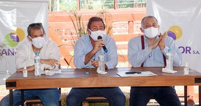 Manuel Ferreira, Pedro Zuccolillo y Ramón Zarza durante la presentación de Bangor SA, realizada en el predio ferial de Villa Hayes.