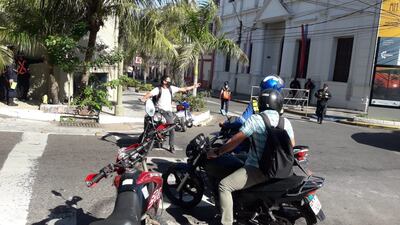 Un repartidor discute con los piqueteros para poder trabajar en el microcentro de Asunción.