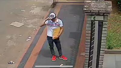 Joven que dejó el sobre con una bala en su interior y un mensaje en clave que sería parte de una amenaza de muerte al presidente del club 12 de octubre de Itauguá. (gentileza).