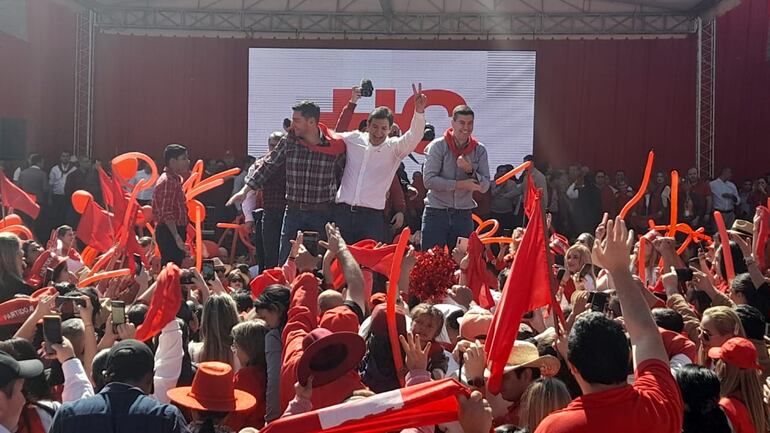 El precandidato a la vicepresidencia por Honor Colorado, Pedro Alliana (Izquierda), el Senador Silvio "Beto" Ovelar (medio) y el precandidato a la presidencia, Santiago Peña (Derecha)