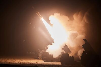 Imagen cedida por la agencia oficial surcoreana en la que se observa el lanzamiento de misiles entre las fuerzas de Corea del Sur y su aliado Estados Unidos. (AFP)