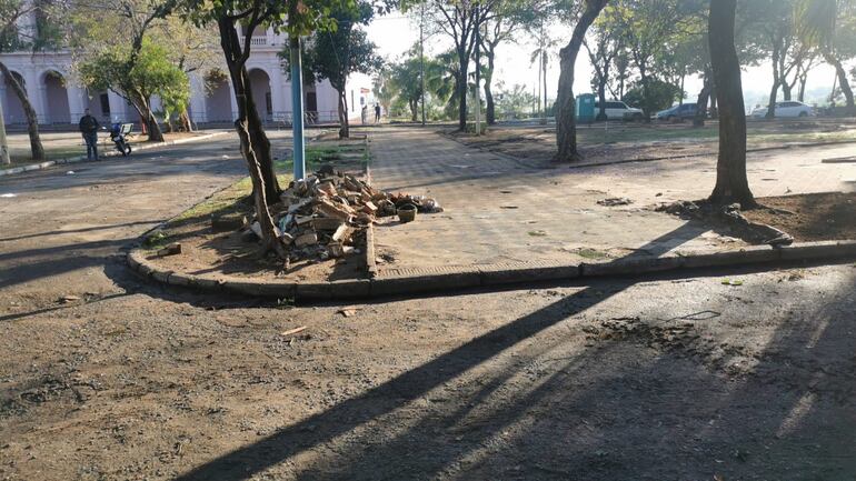 Se muestran fotos de las plazas en inmediaciones del Cabildo, el Congreso y la Catedral de Asunción, llenas de basuras, con el piso destruido y aguas servidas.