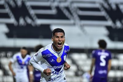 Julio Sebastián Doldán, autor del segundo gol del Sportivo Ameliano,   celebró así en el triunfo frente a Tacuary en Para Uno.