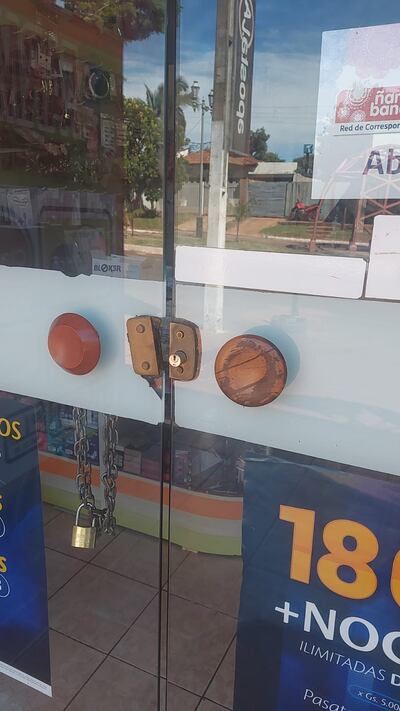 Los delincuentes violentaron el acceso a la farmacia.