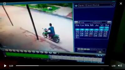 Momento en que uno de los asaltantes aguardaba al otro en la entrada del local comercial. Quedó registrado en la cámara de circuito cerrado.