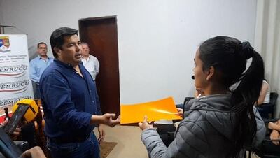 El gobernador Luis Benítez, se reunió con jóvenes estudiantes que quedaron excluidos de las becas de la EBY.