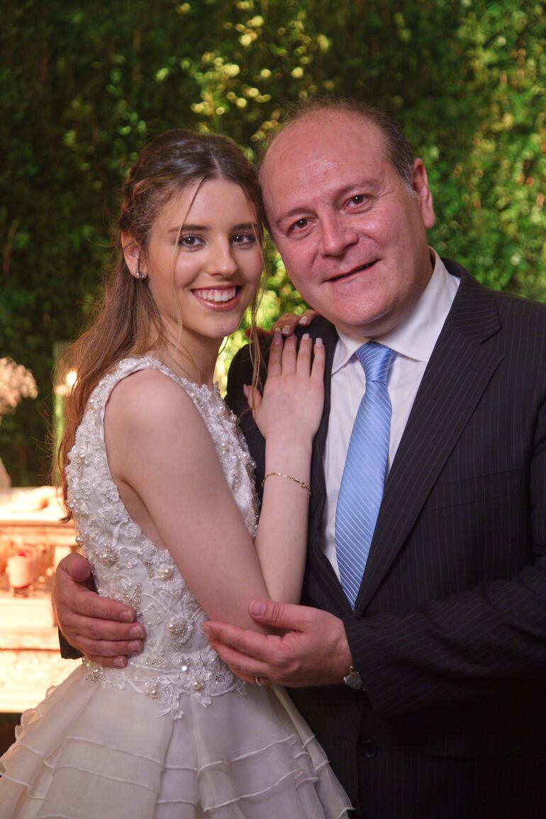 La joven con su padre Hugo Tarabini.