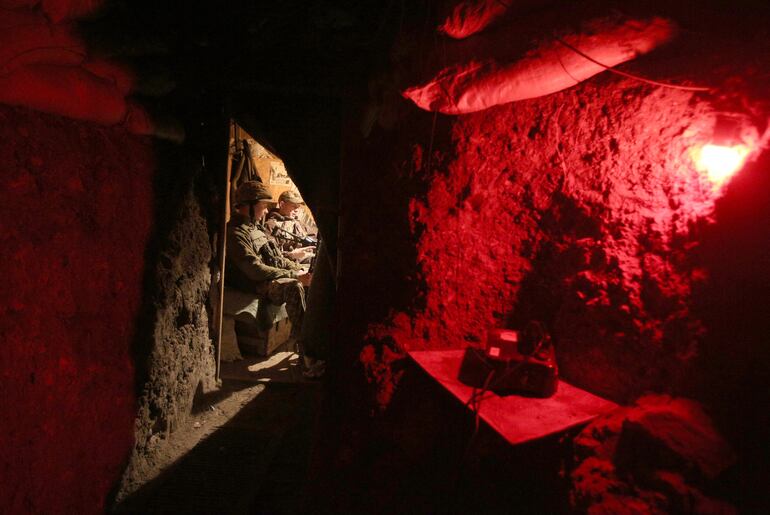 Soldados ucranianos en la zona de conflicto entre las fuerzas del Gobierno y separatistas prorrusos cerca de la ciudad de Marinka, en la región de Donetsk.