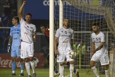 Rolando García Guerreño (5) levanta el brazo solicitando fuera de juego del goleador cerrista, Alfio Ovidio Oviedo.