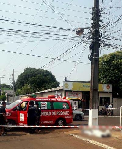 El electricista cayó de una altura considerable tras sufrir la descarga eléctrica.