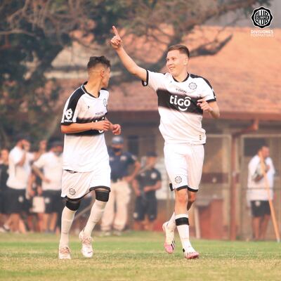 Diago Medina (d) celebra uno de los goles que marcó.