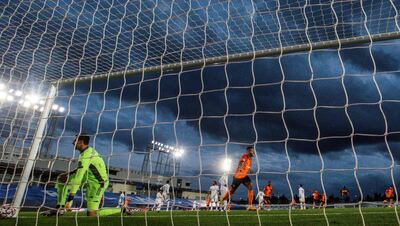 Thibaut Courtois, rendido ante la contundencia del Shakhtar en el primer tiempo del juego disputado en el Alfredo Di Stéfano, segundo estadio del Real Madrid.
