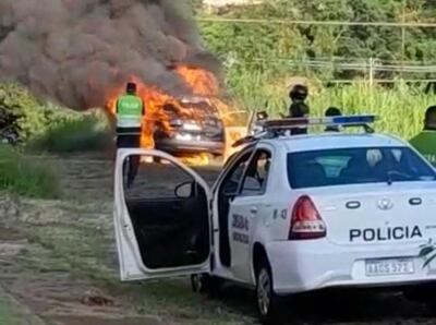 El vehículo utiilzado por los delincuentes para perpetrar el asalto fue quemado en el exkilómetro 5,5 de Ciudad del Este.
