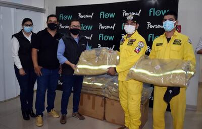 La empresa de telefonía Personal entregó un importante lote de equipos a los Bomberos Voluntarios de Pedro Juan Caballero.