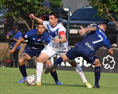 Pablo Zeballos trata de generar un ataque para Ameliano en el Martín Torres