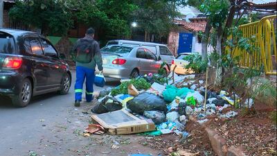 Basura se acumula en el barrio Bernardino Caballero.