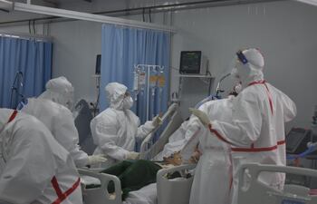 El sistema de salud se ve colapsado ante la cantidad de pacientes con COVID-19.