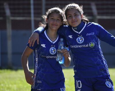 Pamela Mendieta (izq) convirtió un hat-trick en la primera jornada.