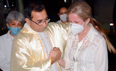 Lorena Denis, llora junto al padre Domingo Savio Ovelar, tras la misa.