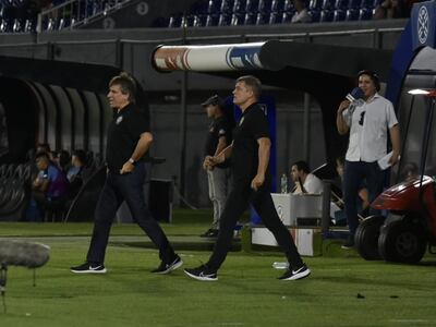 El uruguayo Diego Aguirre (d), entrenador de Olimpia, en el partido contra Resistencia en el estadio Defensores del Chaco por la undécima jornada del torneo Apertura 2023 del fútbol paraguayo.