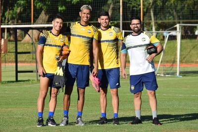 Óscar "Chiquito" Giménez (centro de la foto) será la punta de lanza en el ataque de Trinidense frente a Olimpia.
