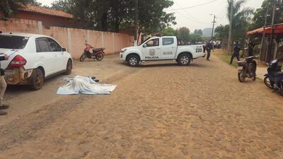 El joven cayó sin signos de vida en plena calle.