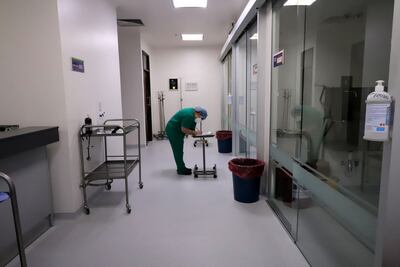 Un profesional de la salud en zona de UTI del IPS Ingavi.