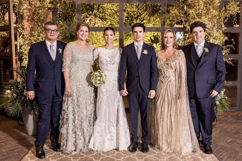 Los padrinos Jorge Ozuna y Sonia Mena de Ozuna; Lilian Villalba de Gibbons y Julio César Gibbons.