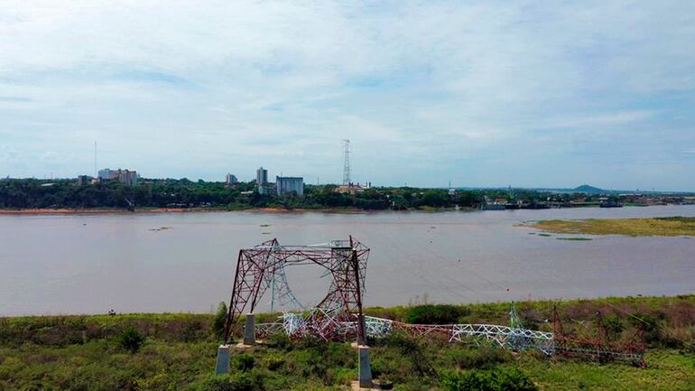 Vista de la torre caída desde el Chaco hacia Sajonia. Foto gentileza de la ANDE, antes que los cables fueran retirados del río.