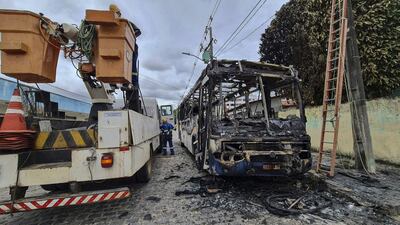 Un autobús de servicio público incinerado, hoy, en Parnamirim, en el estado Río Grande del Norte (Brasil). Al menos 14 ciudades del estado de Rio Grande do Norte, en el noreste de Brasil, fueron el escenario de tiroteos e incendios durante la madrugada de este martes, en una serie de ataques orquestados presuntamente por una facción criminal. Entre las 00.00 y las 02.00 hora local de este martes se registraron diversos actos violentos en por lo menos 14 ciudades, incluyendo la capital regional, Natal, donde grupos de vándalos dispararon contra instancias de la Policía Militar.