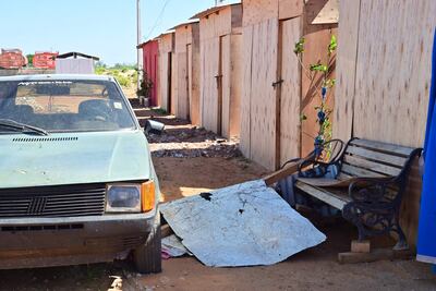 Un banco está en frente de uno de los refugios en el barrio ubicado en Costanera Norte y Cañadón.
