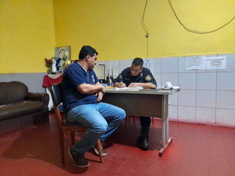 Luis Enrique Loreiro Velilha, jefe técnico de Copaco, haciendo la denuncia policial.