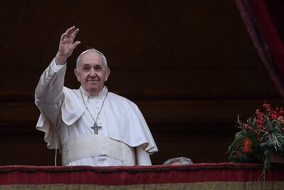 El papa Francisco saluda a los cristianos reunidos en la Plaza de San Pedro, en el Vaticano, este sábado.
