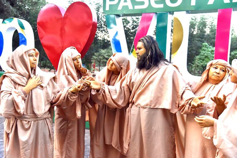 Estatuas vivientes en la localidad de Villa Elisa, para esta semana santa.