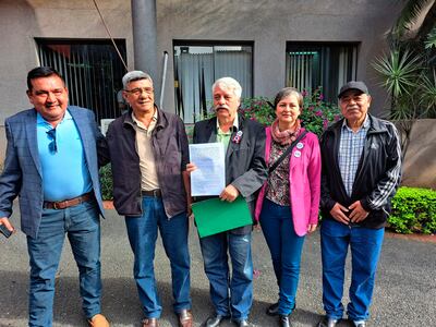 Los candidatos a senadores y diputados Pedro Santacruz, Ermo Rodríguez, Ricardo Canese, Mercedes Canese y Heriberto Bobadilla presentaron ayer la denuncia penal en contra del gobierno de Mario Abdo Benítez sobre hechos cometidos en el ámbito de Itaipú.