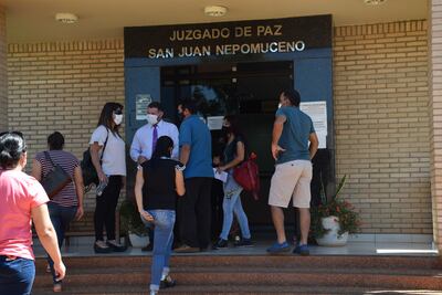 Lourdes Martínez llegando al Juzgado de Paz con su abogado y testigos.