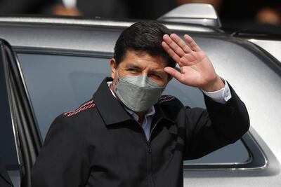 Fotografía de archivo fechada el 5 de abril de 2022 del mandatario peruano, Pedro Castillo, mientras saluda en Lima (Perú).